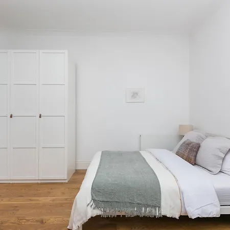 Light Filled Studio With View Of Regents Park